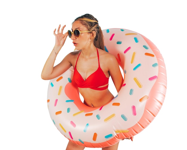 Une femme étonnée sort d'un beignet gonflable