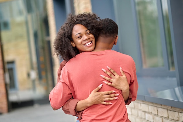 Femme étreignant un homme debout dos à la caméra