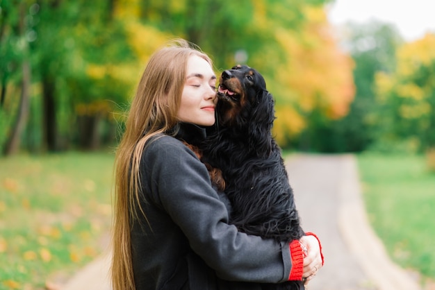 Femme, étreindre, chien, dans, les, parc été