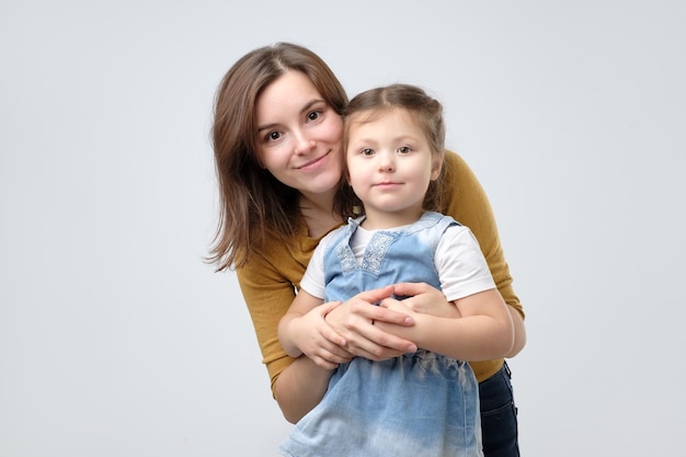 femme, étreindre, elle, mignon, enfant, bébé fille