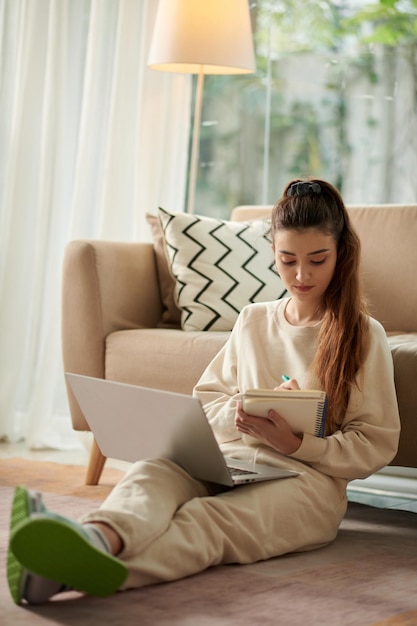 Femme étudiant à domicile