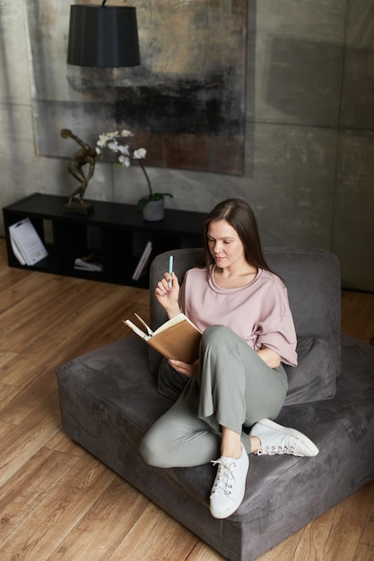 Femme étudiant à la maison