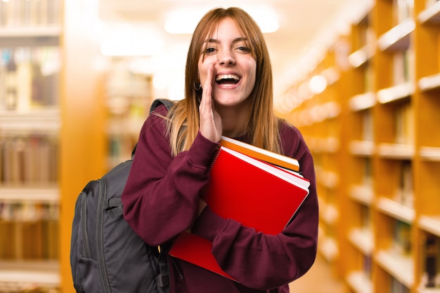 Femme étudiante criant sur un arrière-plan flou. retour à l&#39;école