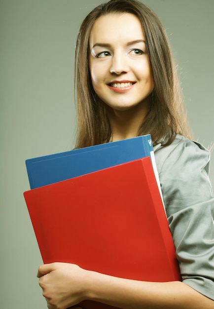 Femme étudiante avec dossiers