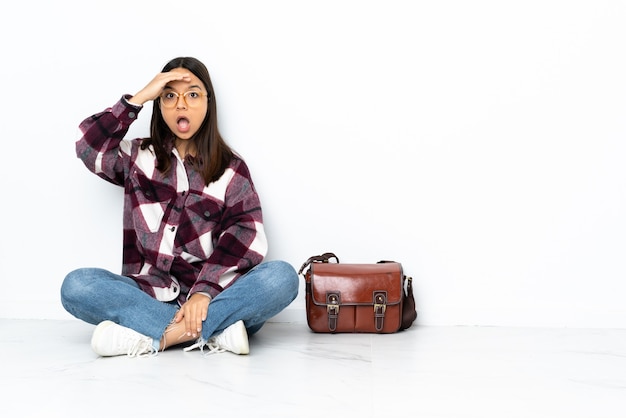 femme étudiante avec expression surprise tout en regardant côté