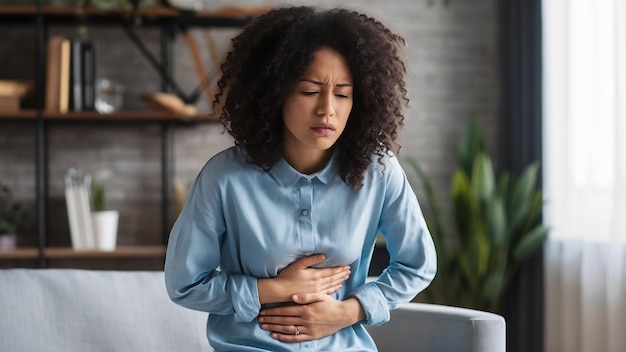 Photo une femme a eu une intoxication alimentaire. elle se sent mal à l'estomac et fait des grimaces de douleur.