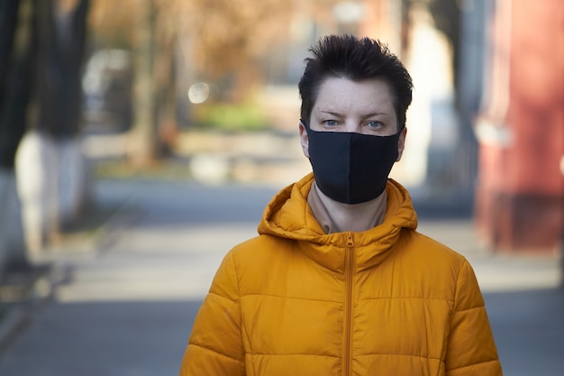 Femme européenne d'âge moyen en masque de protection noir