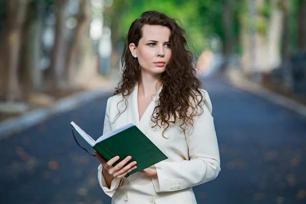 Femme européenne blanche réussie.