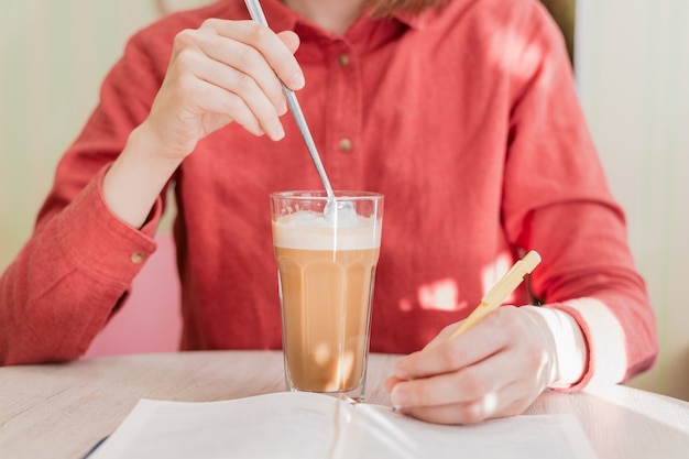 Une femme européenne boit du café dans une tasse de café dans un café une femme blanche boit un café au lait