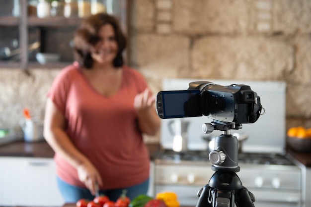 femme européenne créant du contenu dans sa cuisine à domicile pour sa chaîne de médias sociaux