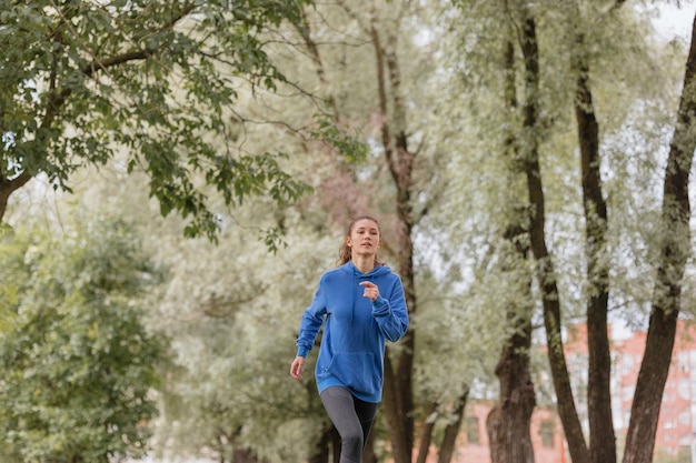 Une Femme Européenne Dans Un Sweat à Capuche Bleu Court Et Fait Du Sport Dans Le Parc Fitness Et Yoga En Plein Air