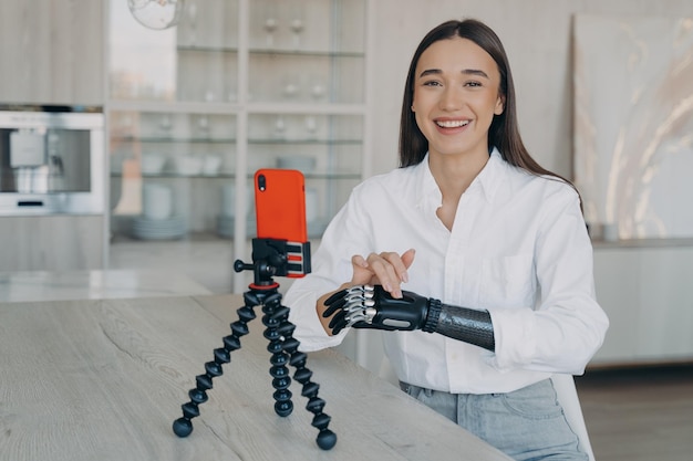 Une femme européenne handicapée diffuse une vidéo sur les réseaux sociaux Une blogueuse beauté a une prothèse myoélectrique