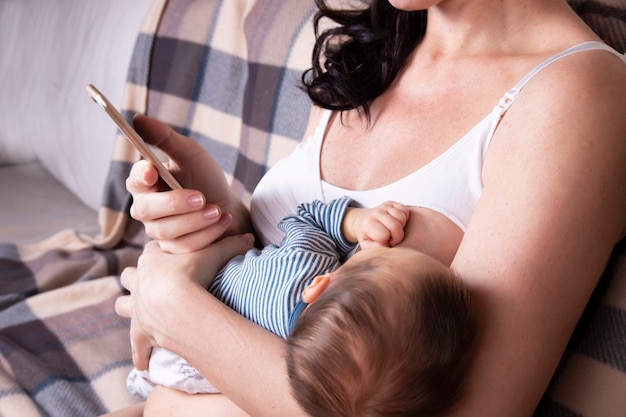 Femme européenne, maman. Concept d'allaitement, bébé nouveau-né.