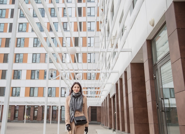 Femme européenne en manteau dans la ville