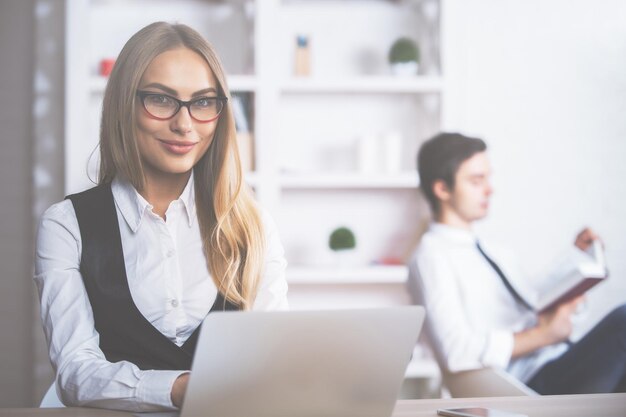 Femme européenne souriante sur le lieu de travail