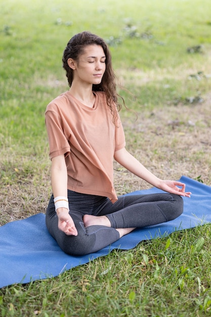 Une femme européenne sportive fait du yoga et de la méditation dans un parc ou un lieu public une femme fait du sport