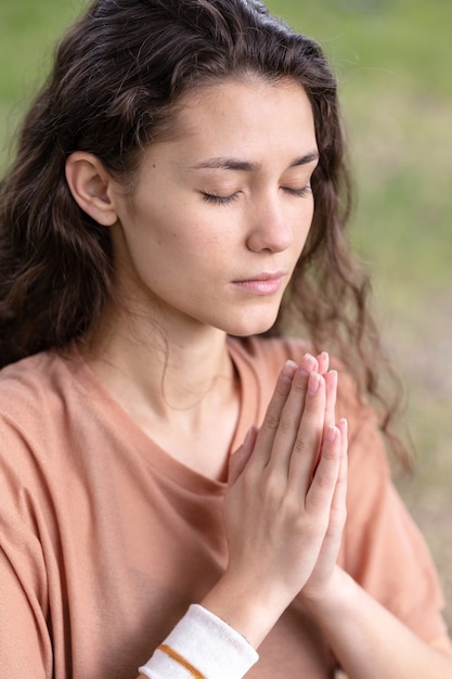 Photo une femme européenne sportive fait du yoga et de la méditation dans un parc ou un lieu public une femme fait du sport