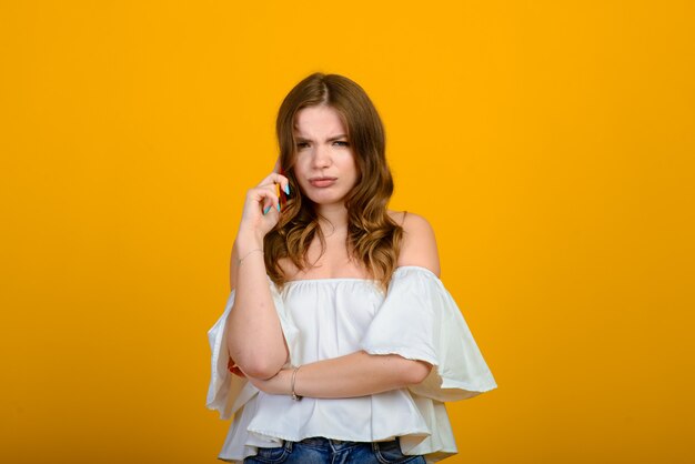 Femme excitée avec appareil numérique. choqué, girl, tenue, smartphone, émotionnel