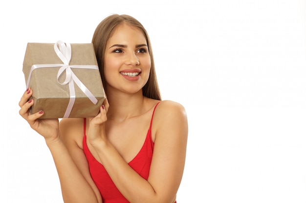 Femme excitée avec une boîte à cadeaux