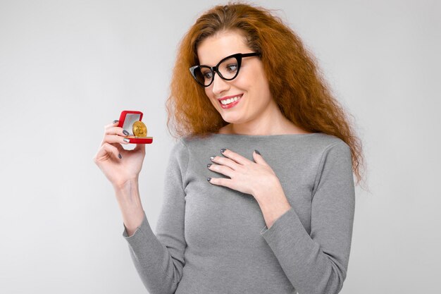 Femme excitée avec coffret cadeau