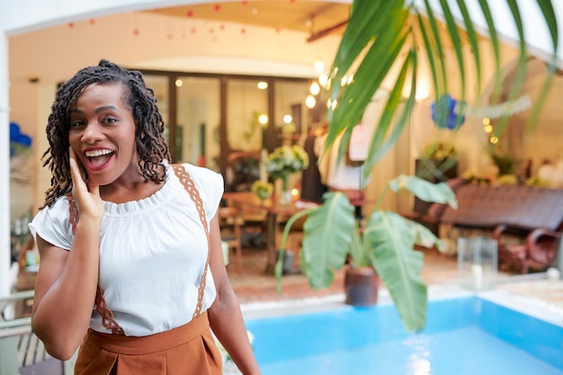 Femme excitée dans un hôtel spa