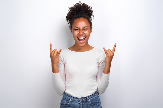 Femme excitée les mains avec un geste rock