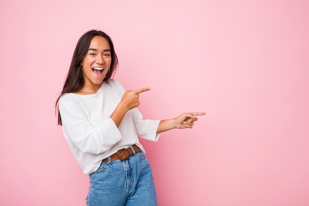 Femme excitée pointant avec les doigts loin