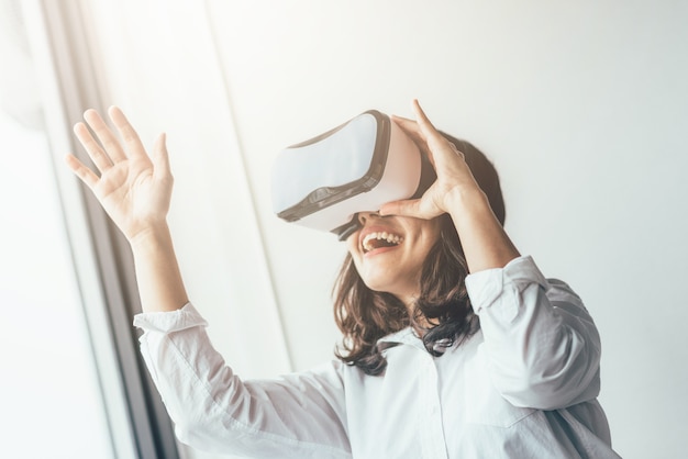 Femme excitée s&#39;amuser en portant le casque VR