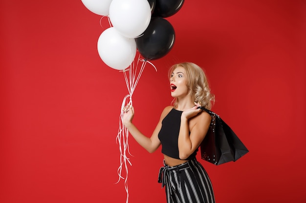 Femme excitée en vêtements noirs posant