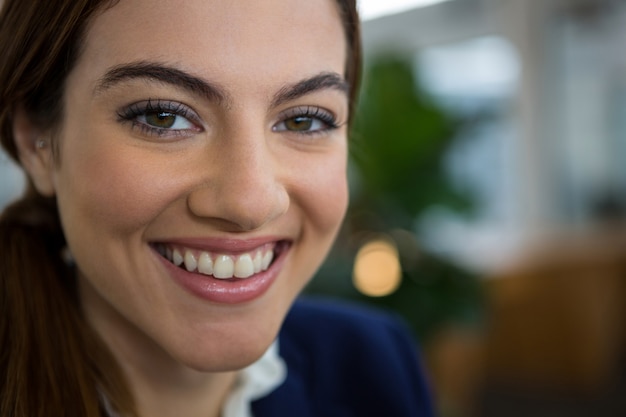 Femme exécutive souriante au bureau de création