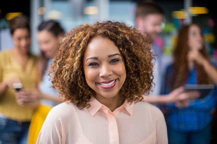Photo femme exécutive souriante au bureau