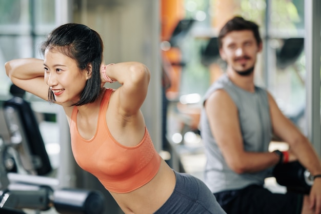 Femme exerçant dans la machine d'hyperextension