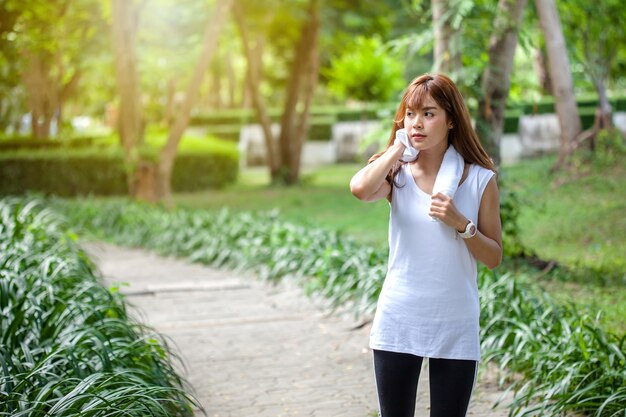 Femme exerçant dans le parc.