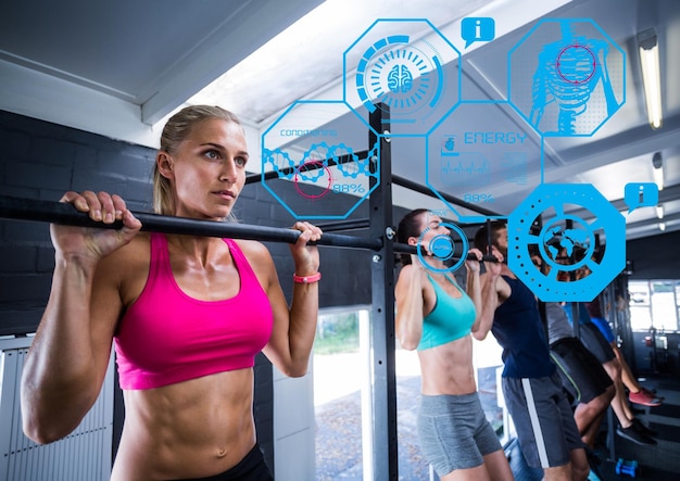 Femme exerçant dans la salle de gym