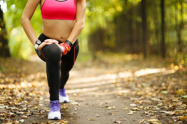 Femme exerçant et étirant les muscles