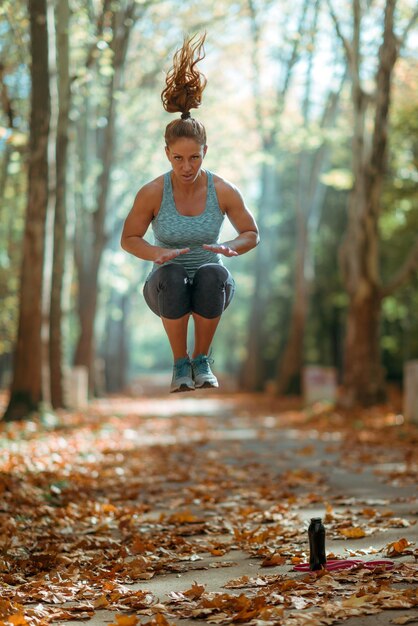 Femme exerçant à l'extérieur à l'automne