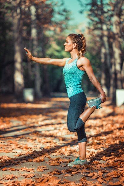 Femme exerçant à l'extérieur à l'automne