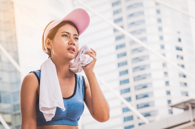 Femme exerce dans la ville