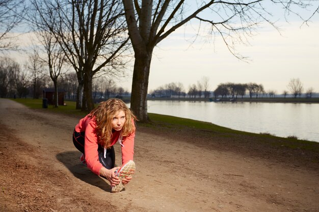 Femme exerce en plein air