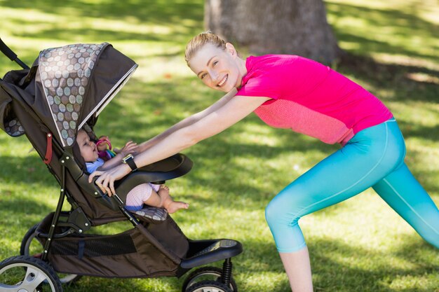 Femme, exercisme, bébé, poussette