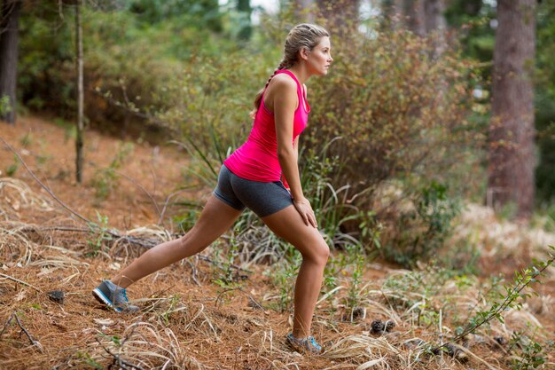 Femme, exercisme, forêt