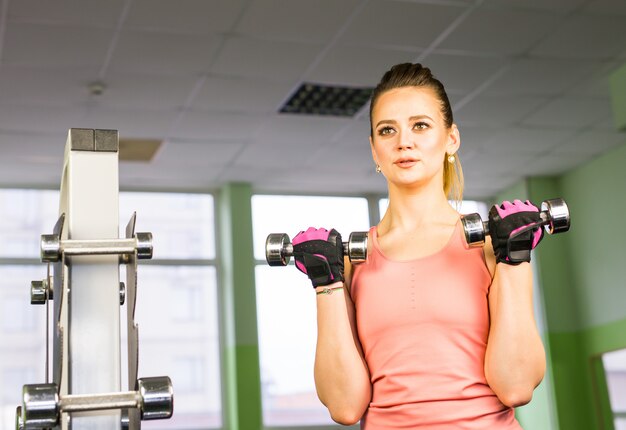 Femme, exercisme, haltères