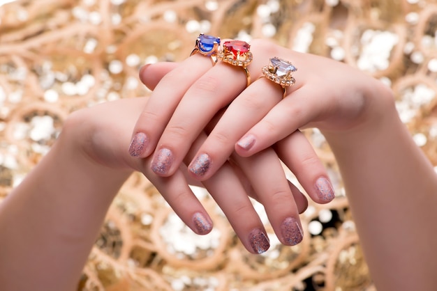 Femme Exhibant Ses Bijoux Bagues Dans Le Concept De Mode