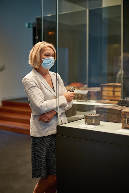 Photo femme explorant les expositions médiévales au musée