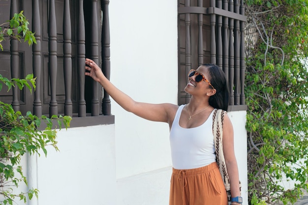 Femme explorant les rues de Cartagena en Colombie