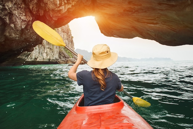 Femme explore la baie d'Ha Long en kayak