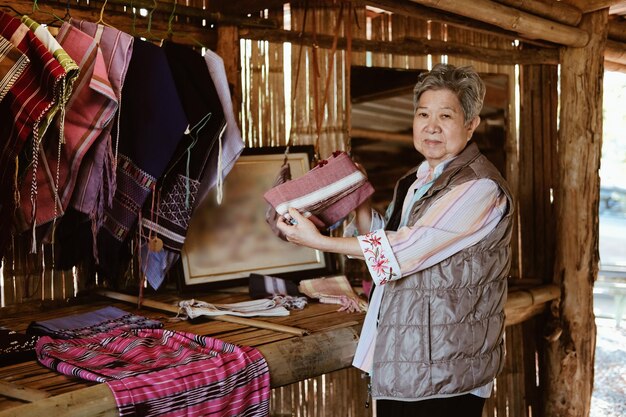 Photo une femme exposée dans un magasin