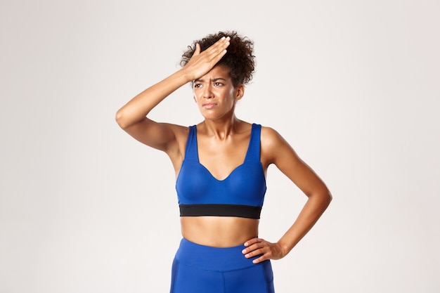 Femme expressive en vêtements de fitness posant