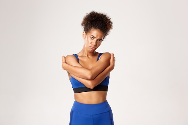 Femme expressive en vêtements de fitness posant