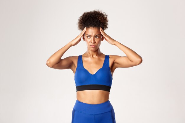 Femme expressive en vêtements de fitness posant